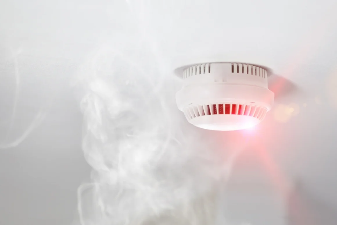 Rauchmelder an der Decke, Rauch steigt auf